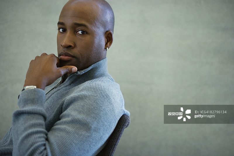 非洲人看起来很严肃图片素材