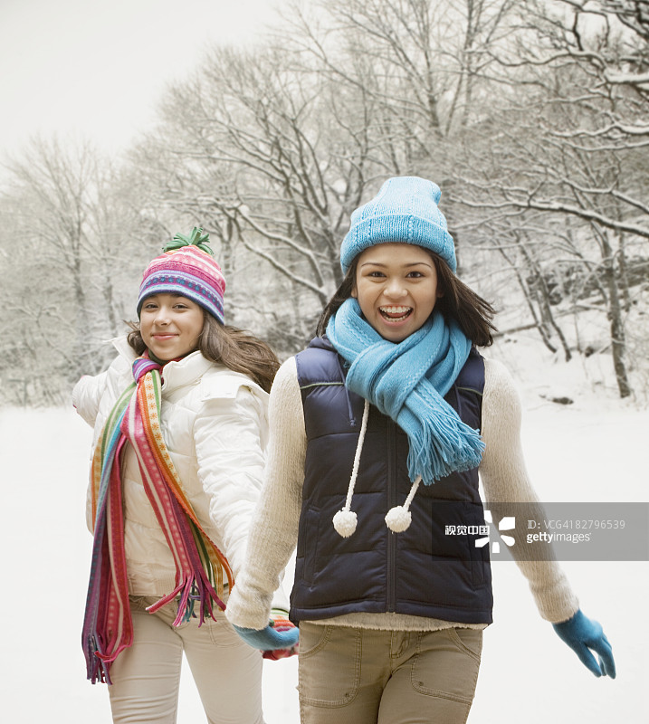在雪地里奔跑的各民族女孩们图片素材