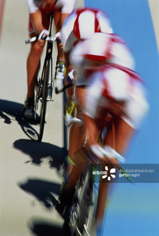 室内自行车赛，比赛中的选手（模糊运动）图片素材