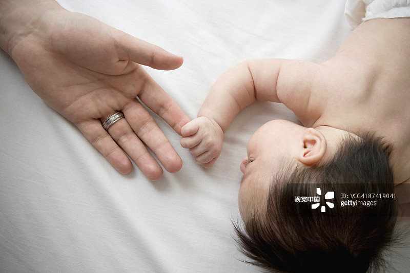 西班牙父亲抱着小新生儿????年代的手图片素材