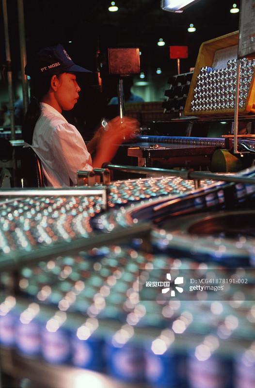 印度尼西亚雅加达，手电筒制造装配线图片素材