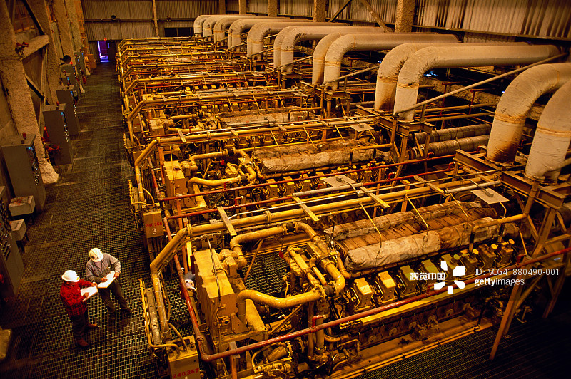 在印尼伊里安查亚柴油动力发电厂工作的男人图片素材