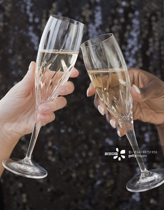 非洲裔和白人女子举杯香槟祝酒图片素材