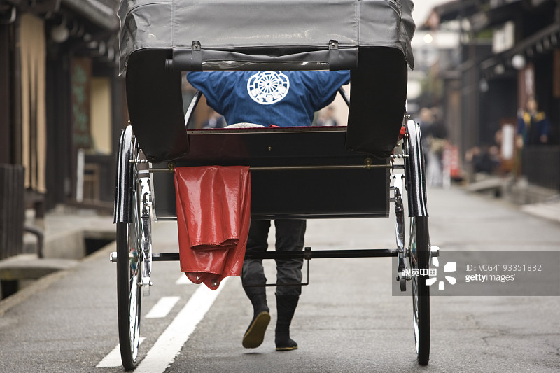 从后面看的黄包车和车夫图片素材