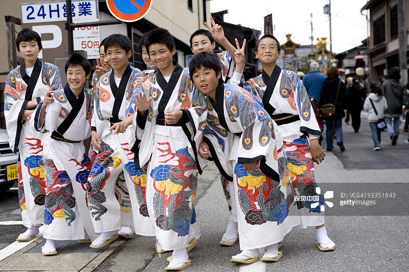 身穿传统长袍的青少年男孩合影图片素材