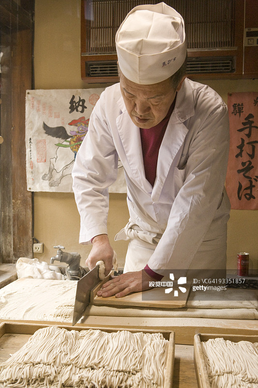 男人切面团制作荞麦面图片素材