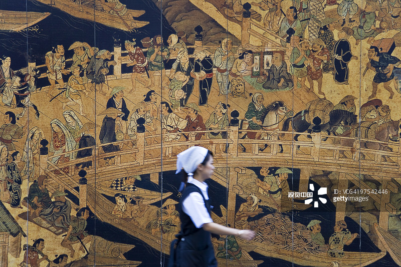 女人和东京的墙壁壁画图片素材