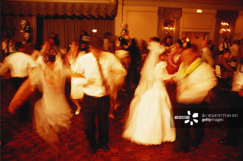 天主教婚礼，情侣在礼堂跳舞，长曝光图片素材