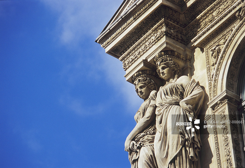 卢浮宫上的华丽石雕图片素材
