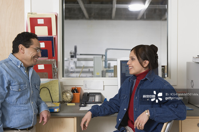 一个中年男人和一个年轻女人聊天的侧面图图片素材