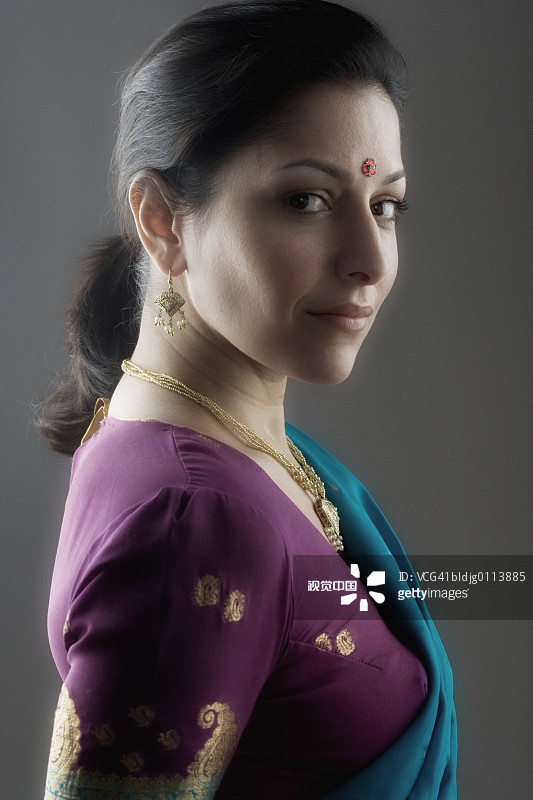 一个微笑的中年妇女的侧影图片素材