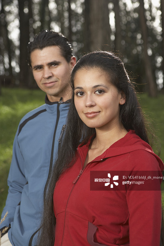 年轻情侣在公园站立特写图片素材