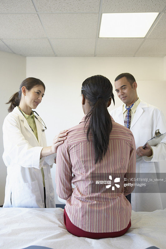 中年妇女在医生办公室图片素材