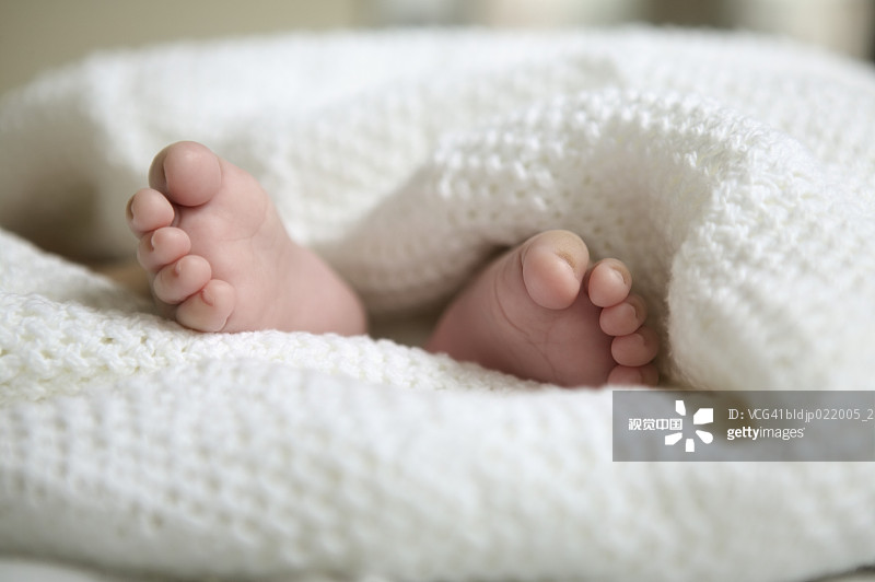 一个婴儿的脚的特写图片素材