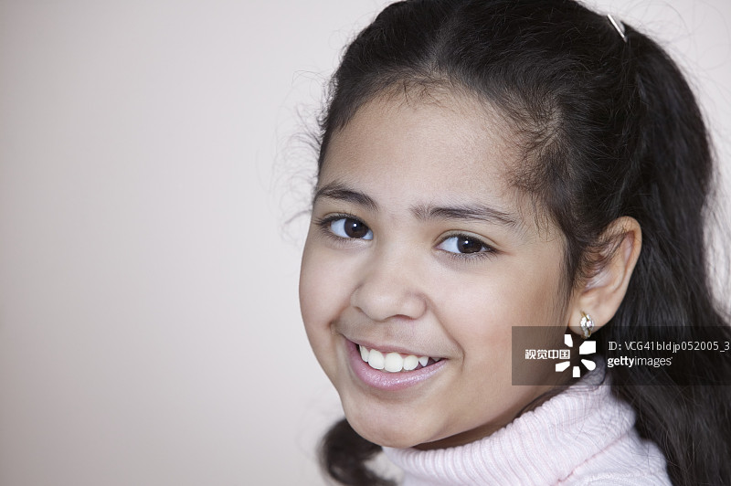 一个微笑的女孩的肖像图片素材