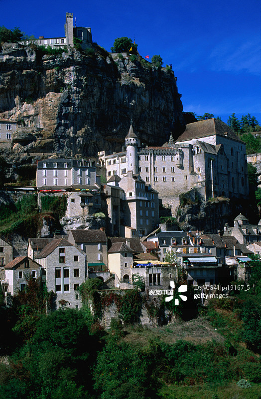 法国罗卡马杜尔山顶小镇仰视图片素材