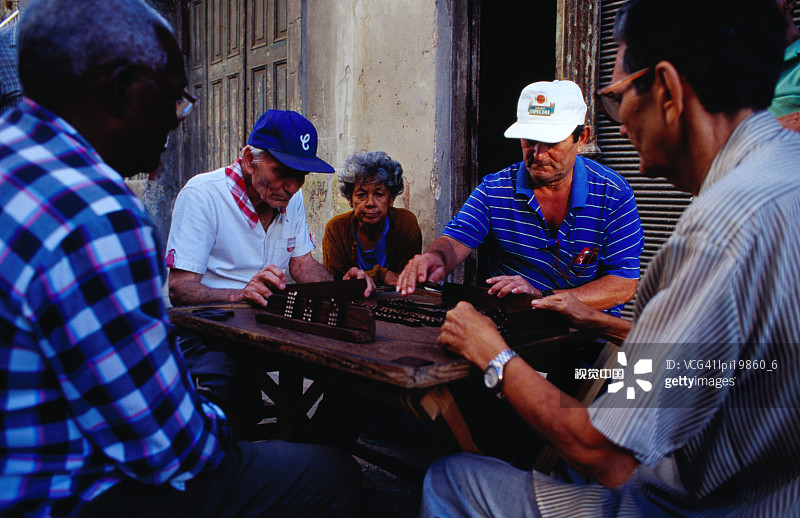 男子在古巴哈瓦那户外玩多米诺骨牌图片素材