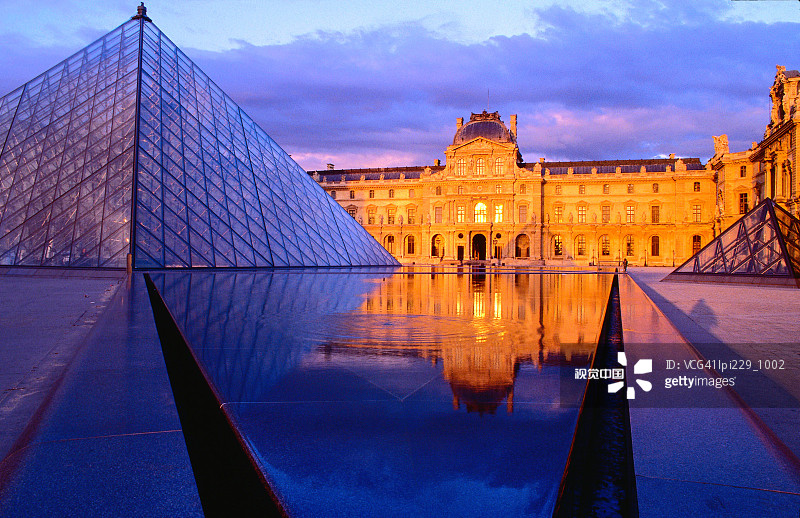 法国巴黎卢浮宫与玻璃金字塔图片素材