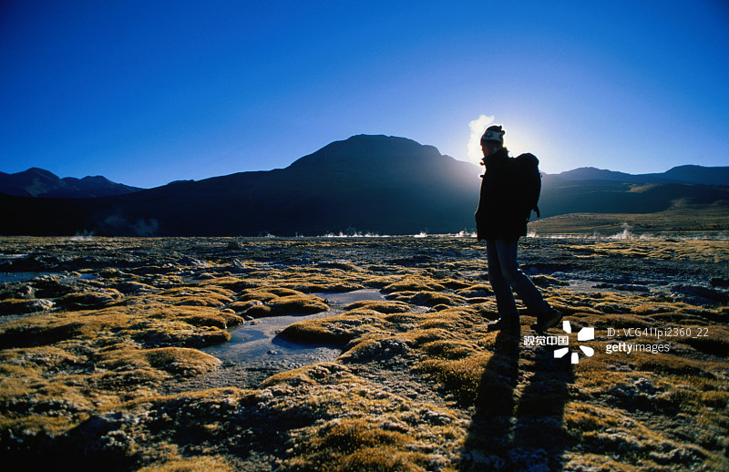 智利阿塔卡马圣佩德罗剪影徒步者图片素材