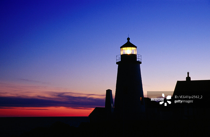 美国佩马奎德角日落灯塔，低角度景观图片素材
