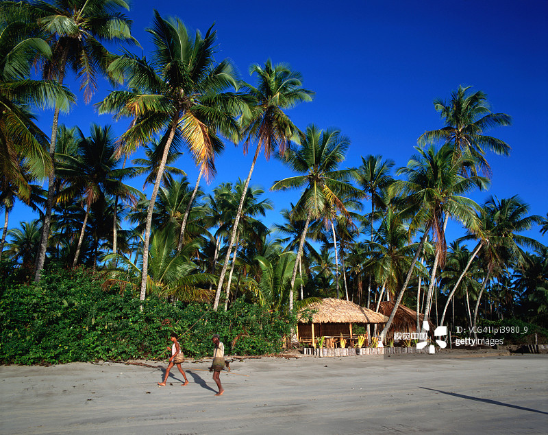 巴西伊塔帕里卡诸圣湾廷哈雷岛上的海滩小屋图片素材