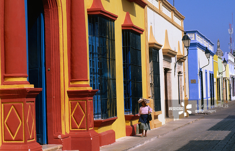 墨西哥坎佩切街头色彩鲜艳的房屋图片素材