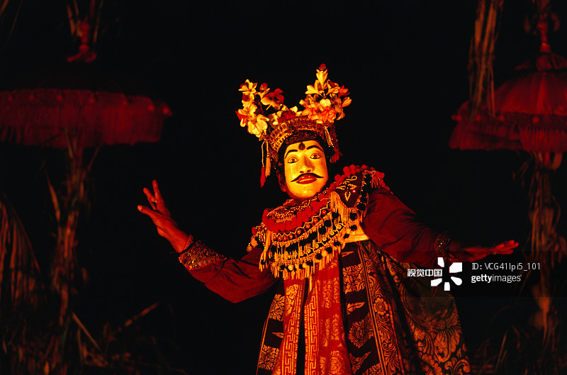 在印度尼西亚巴厘岛沙努尔表演托彭舞的舞者图片素材