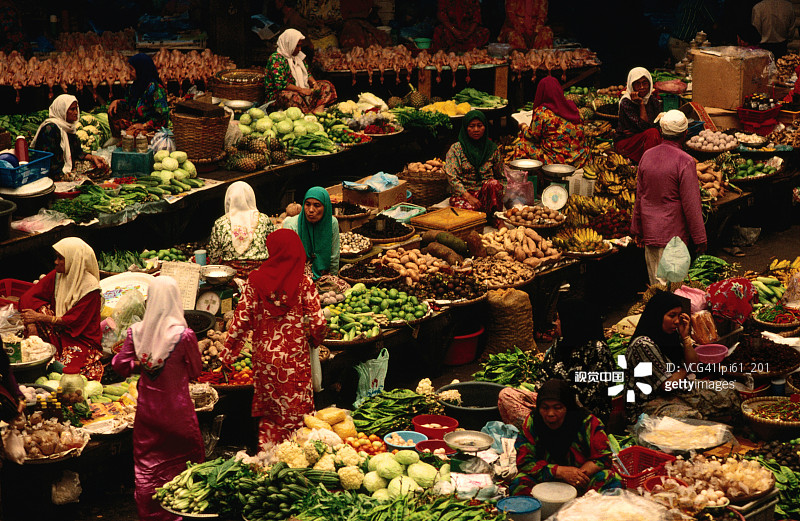 哥打巴鲁中央市场的食物摊位和人群，马来西亚吉兰丹，东南亚图片素材
