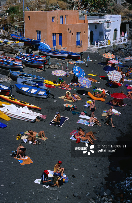 在黑色火山沙滩上的人群图片素材