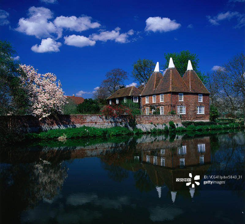 梅德韦河畔的啤酒花烘房，位于英国肯特郡梅德斯通附近的亚尔丁图片素材