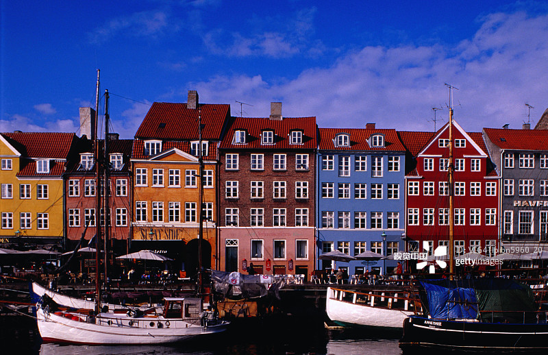 哥本哈根新港的彩色房屋和餐厅图片素材