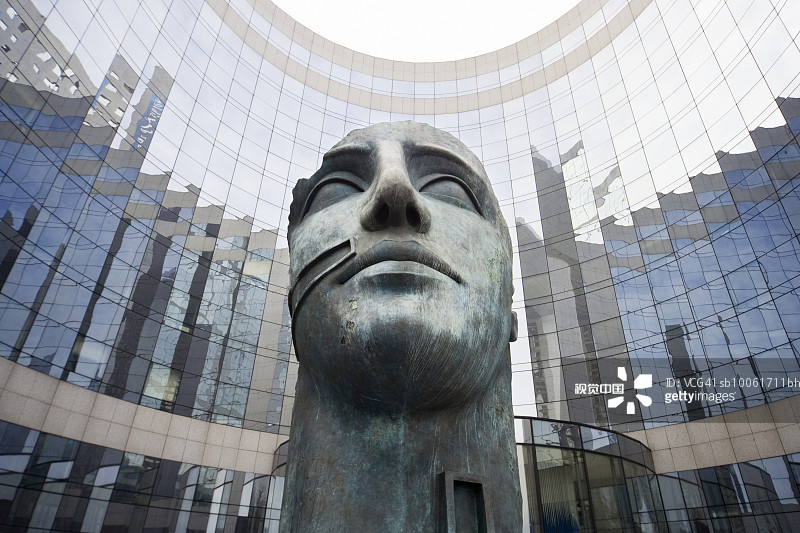办公楼前的人脸雕像图片素材