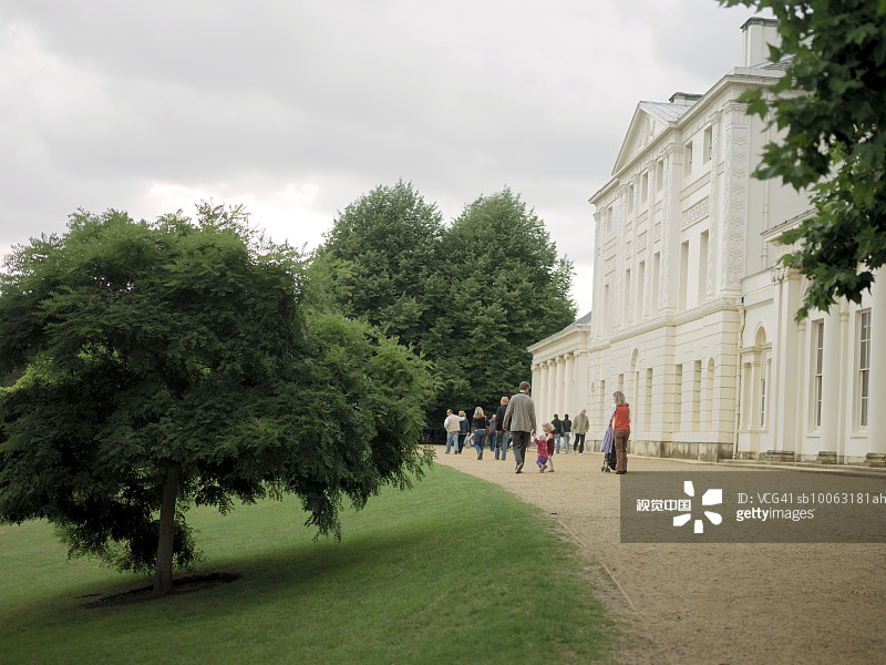 英国伦敦汉普斯特德公园，游客在肯伍德别墅旁散步图片素材