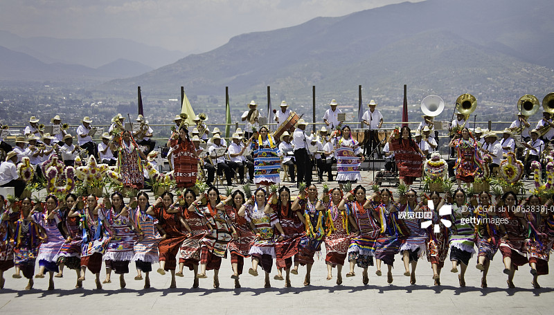 女性表演菠萝舞，音乐家在后台演奏音乐图片素材