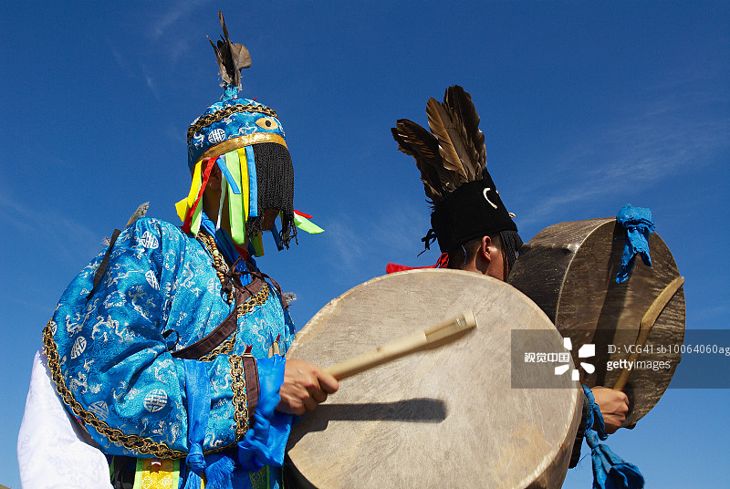 萨满祭司击鼓，低角度视图图片素材