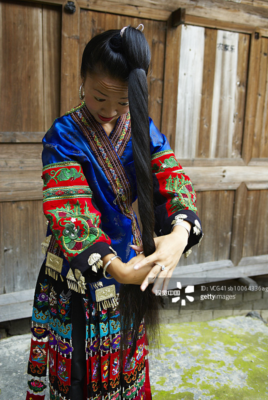 穿着传统服装梳长发的苗族妇女图片素材
