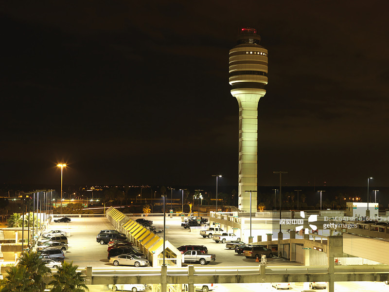 机场控制塔和停车场夜景图片素材