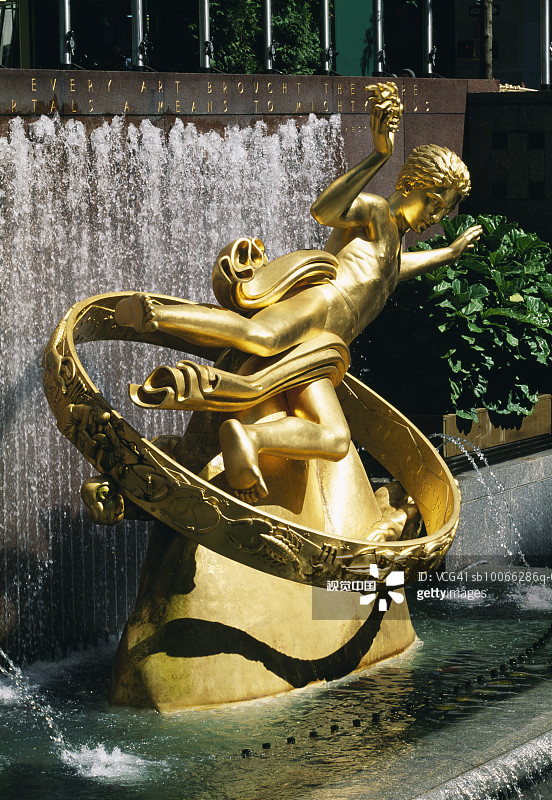 美国纽约：洛克菲勒中心的普罗米修斯雕像图片素材
