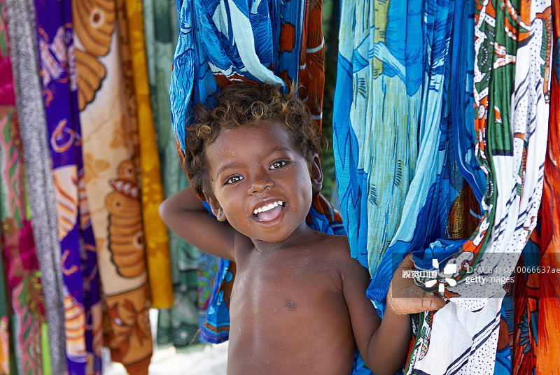 马达加斯加伊法第站在纱笼中的男孩（2-3岁）肖像图片素材