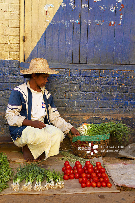 马达加斯加Ambositra，Betsileo，中年妇女在街上卖蔬菜图片素材