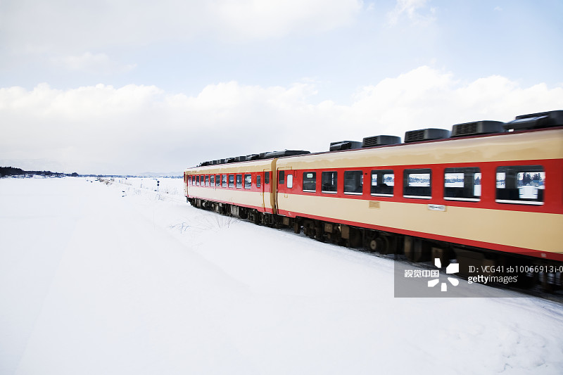 日本山形县米泽市，雪中行驶的列车图片素材