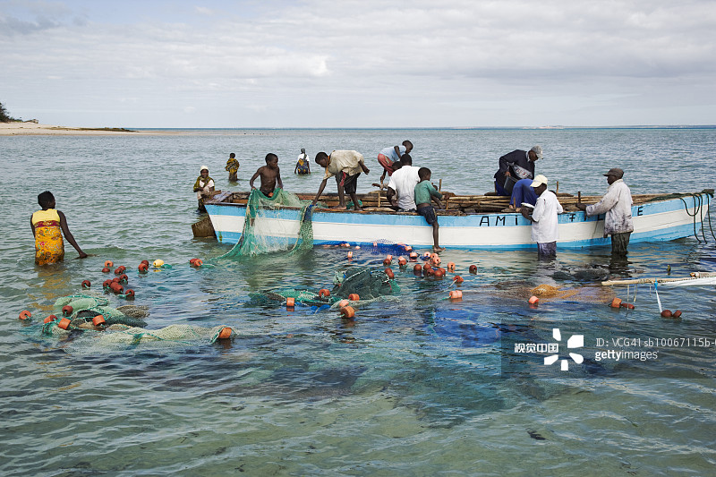 莫桑比克本盖拉旅馆渔民拉网图片素材