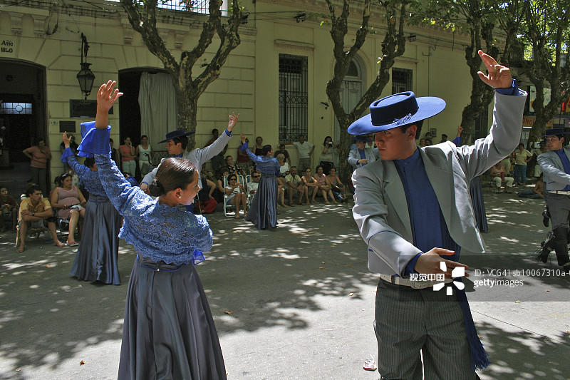 乌拉圭杜拉斯诺高乔节期间在城镇广场跳舞的表演者图片素材