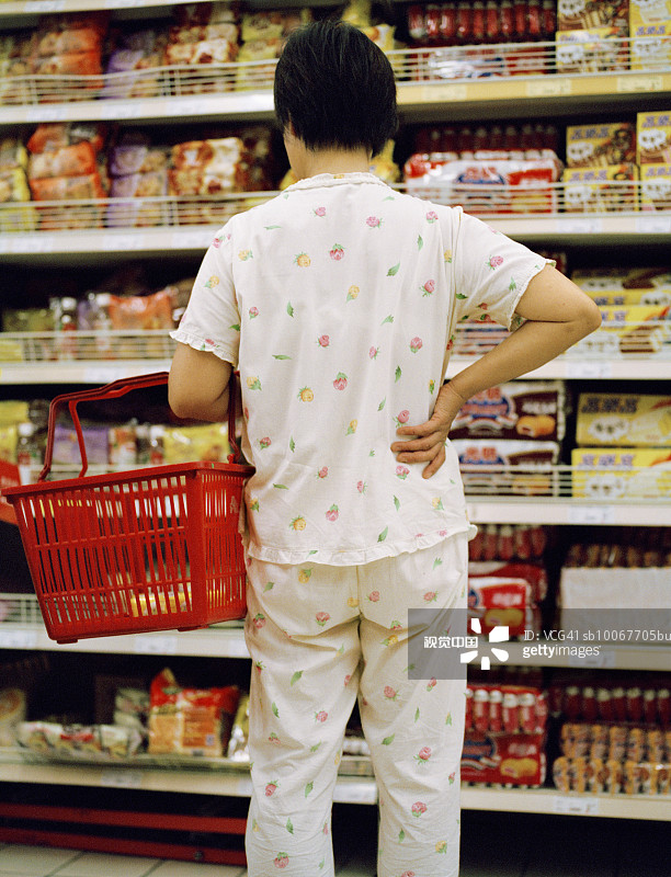 女人在杂货店购物，后视图图片素材
