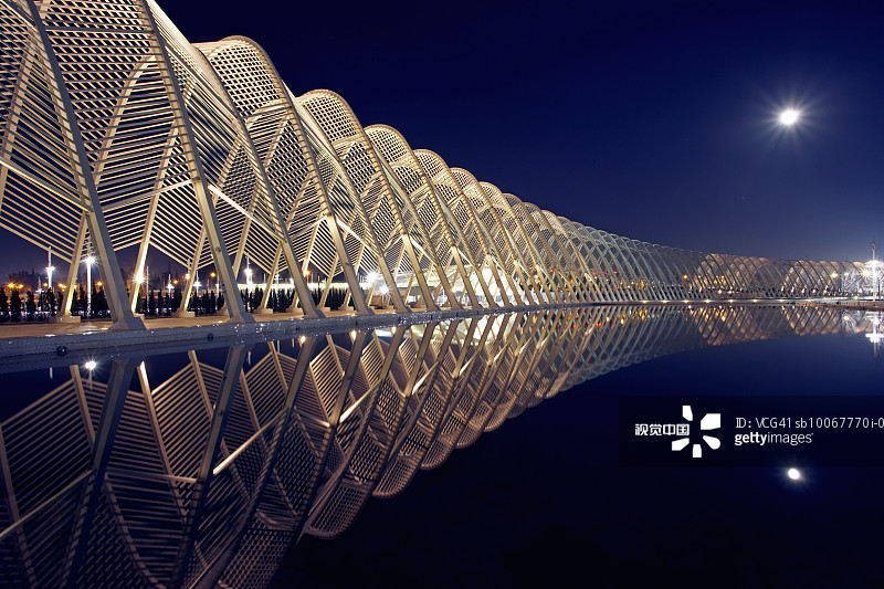 希腊雅典：夜晚奥林匹克场馆的阿哥拉长廊图片素材