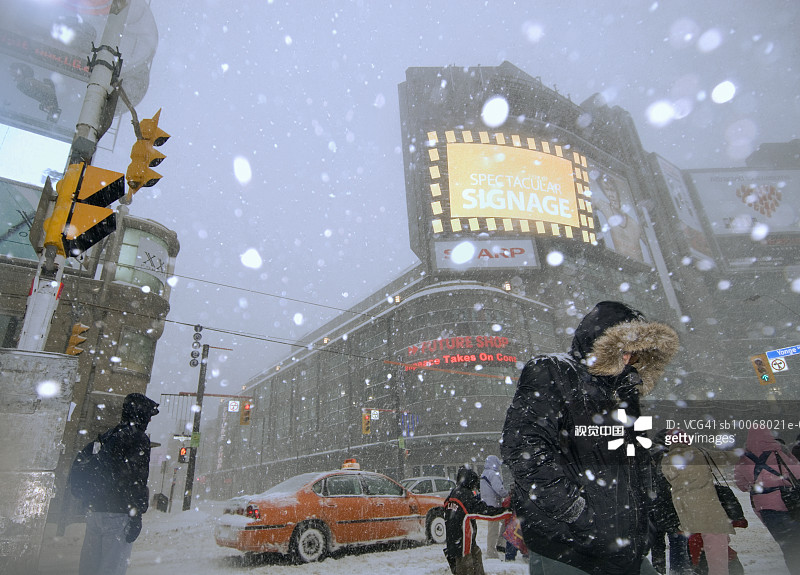 人们在暴风雪中行走图片素材