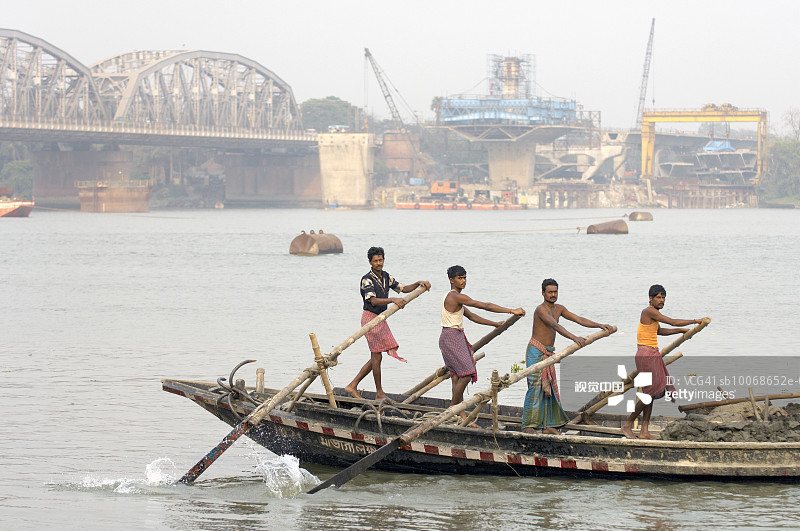 四名男子划船肖像图片素材