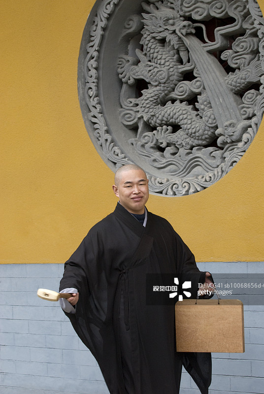中国舟山寺庙里的微笑僧侣肖像图片素材