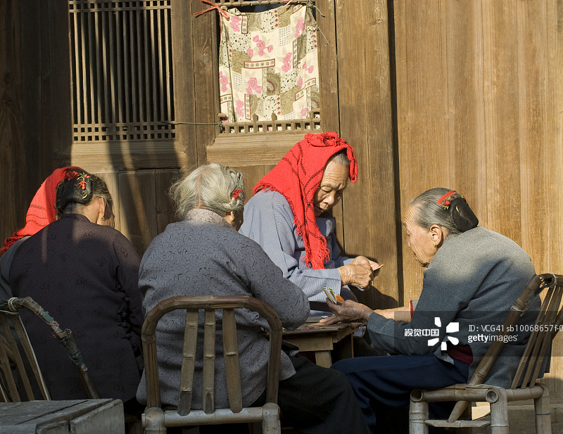 年长的女人在崇武镇玩纸牌游戏图片素材