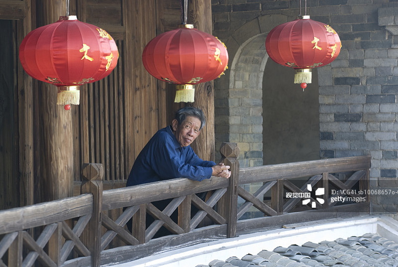 中国泉州洪坑村：土楼阳台上的男子图片素材